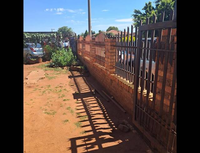 2 BEDROOM HOUSE FOR SALE IN BOITEKONG EXT 1